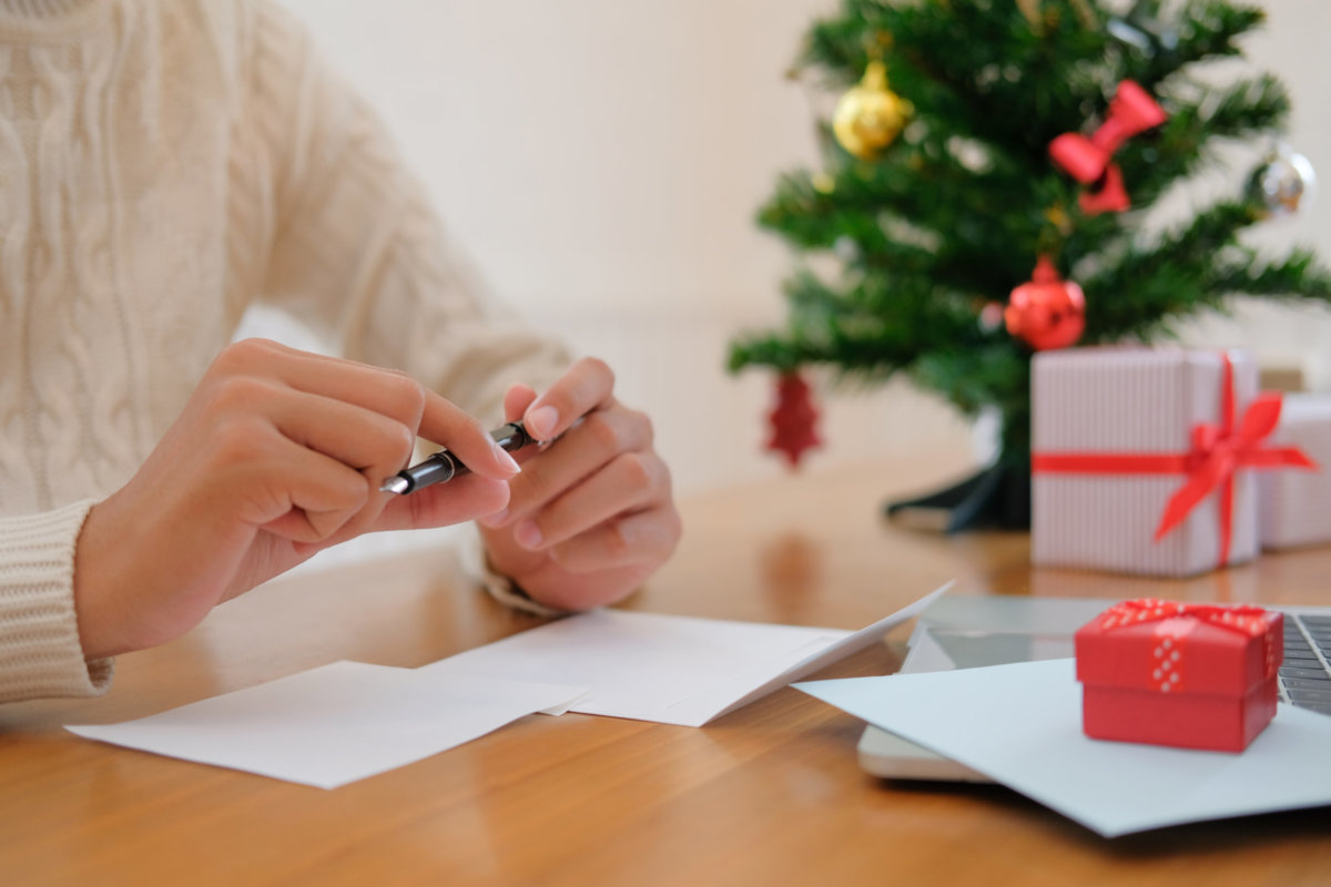 What to Write in a Christmas Card When Someone Has Died