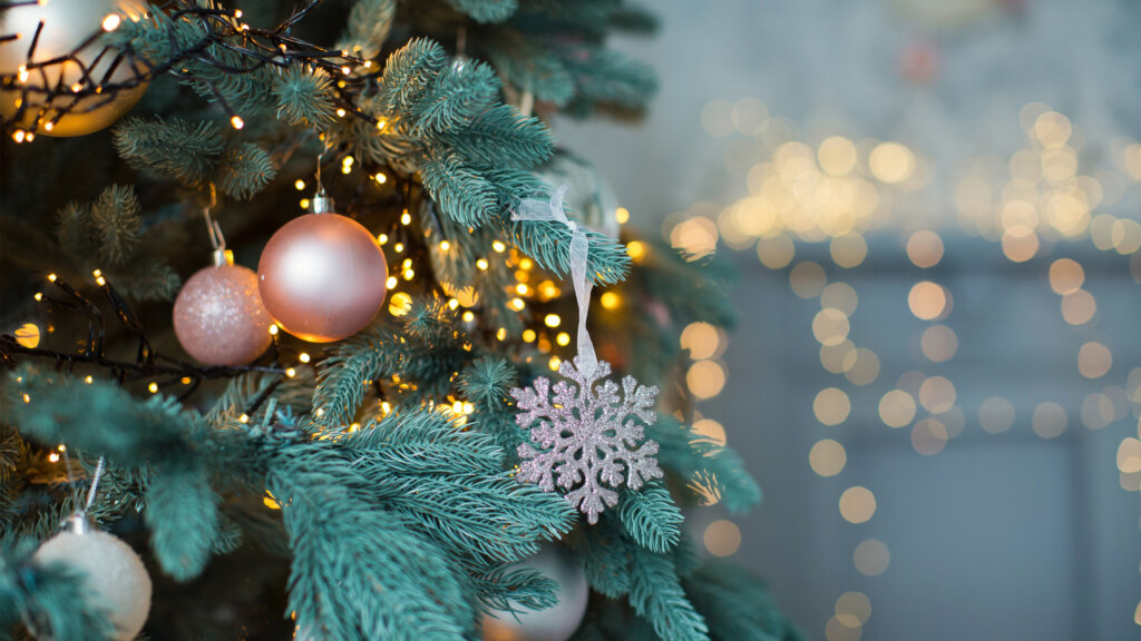 Honoring Loved Ones At Christmas: Our Memorial Tree - RB